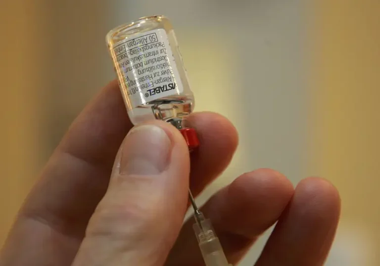 Doctor leaves people stunned by showing the real effects of Botox after injecting only one side of her face.